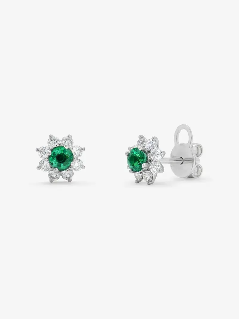 Pendientes de oro blanco de 18K con esmeraldas en talla brillante de 0,3 cts y diamantes blancos en talla brillante de 0,45 cts