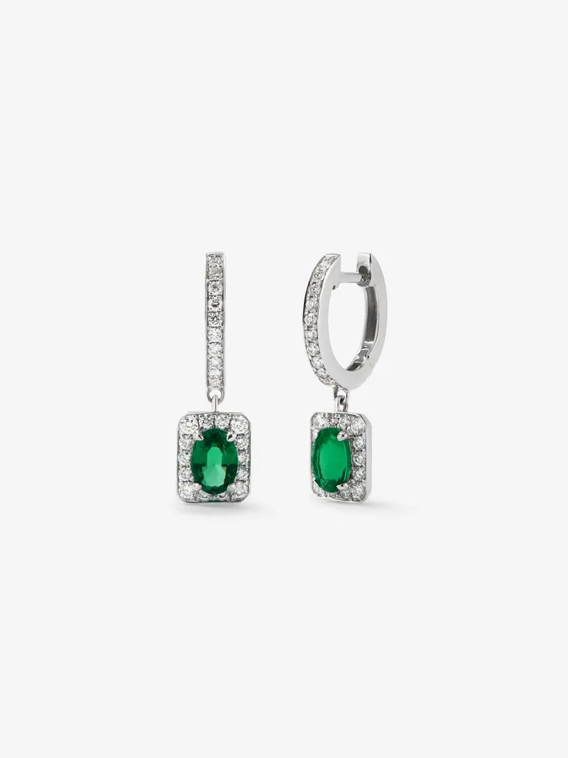 Pendientes de oro blanco de 18K con esmeraldas en talla oval de 1,06 cts y diamantes en talla brillante de 0,49 cts