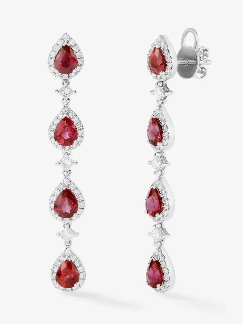 Pendientes de oro blanco de 18K con rubíes rojos en talla pera de 2,86 cts y diamantes blancos en talla brillante y princesa de 0,73 cts