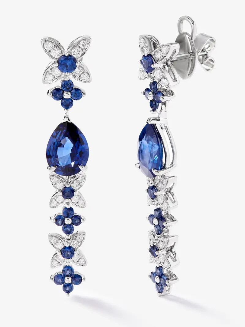 Pendientes de oro blanco de 18K con zafiros azul royal en talla pera de 4,05 cts, zafiros azules en talla brillante de 1,27 cts y diamantes blancos en talla brillante de 0,5 cts