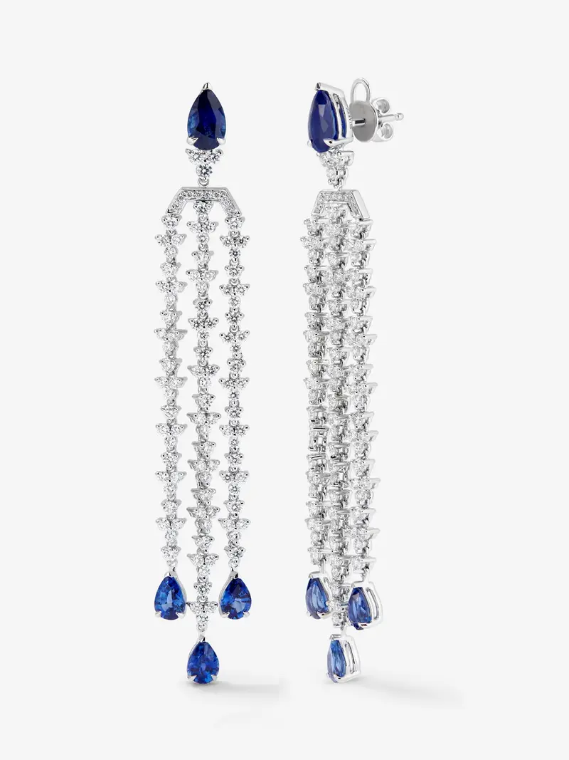Pendientes de oro blanco de 18K con zafiros azul royal en talla pera de 5,61 cts y diamantes blancos en talla brillante de 3,44 cts