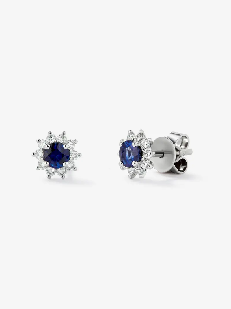 Pendientes de oro blanco de 18K con zafiros azules en talla brillante de 0,64 cts y diamantes en talla brillante de 0,29 cts con forma de estrella