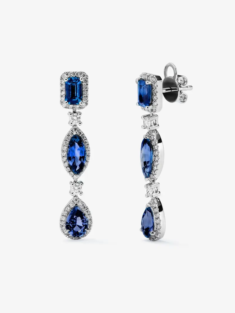 Pendientes de oro blanco de 18K con zafiros azules en talla oval, marquise y esmeralda de 4,5 cts y diamantes en talla brillante de 0,67 cts