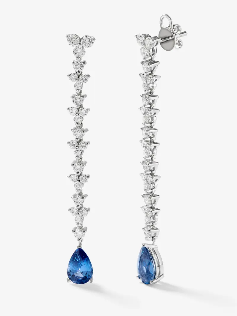 Pendientes de oro blanco de 18K con zafiros azules en talla pera de 2,63 cts y diamantes blancos en talla brillante de 2,12 cts