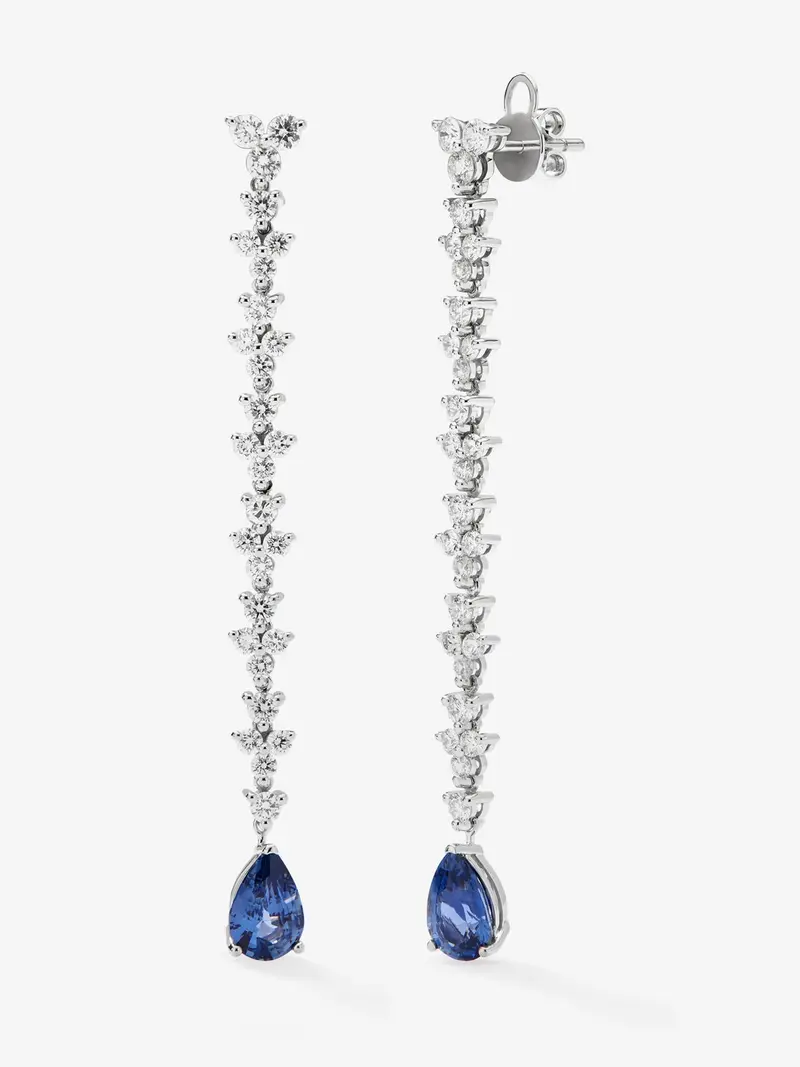 Pendientes de oro blanco de 18K con zafiros azules en talla pera de 2,86 cts y diamantes blancos en talla brillante de 2,42 cts