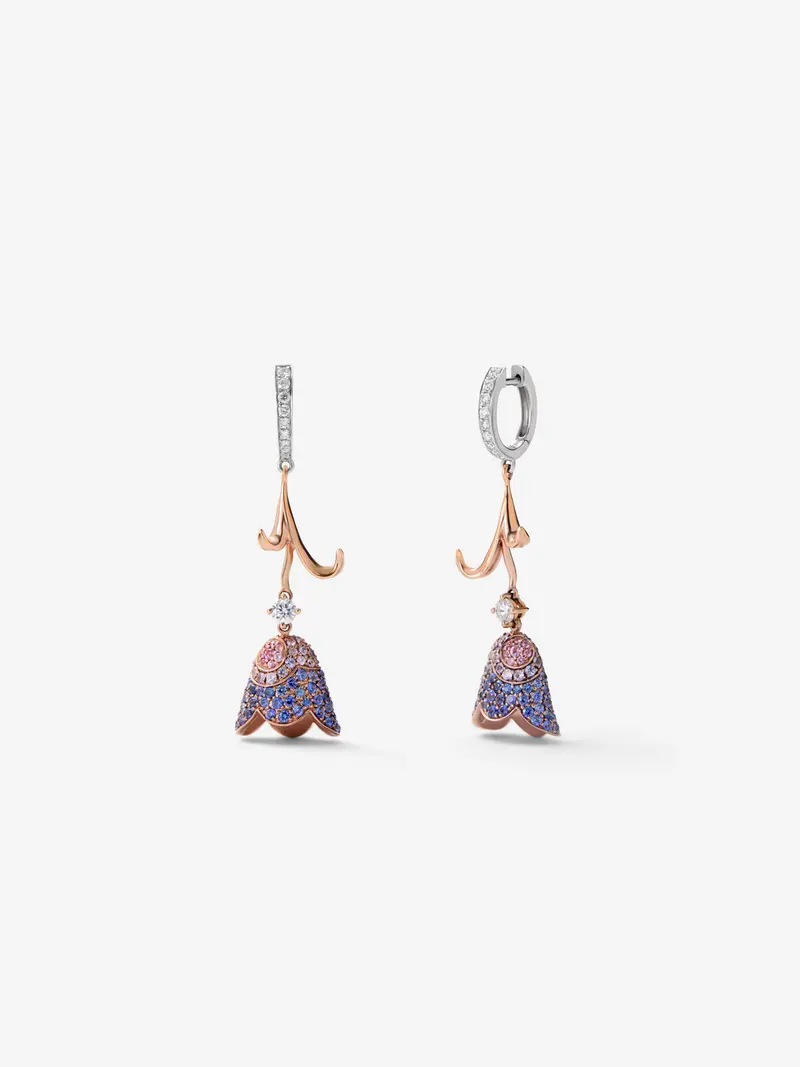 Pendientes de oro blanco y rosa de 18K con 20 diamantes en talla brillante con un total de 0,53 cts y pavé de zafiros multicolor en talla brillante