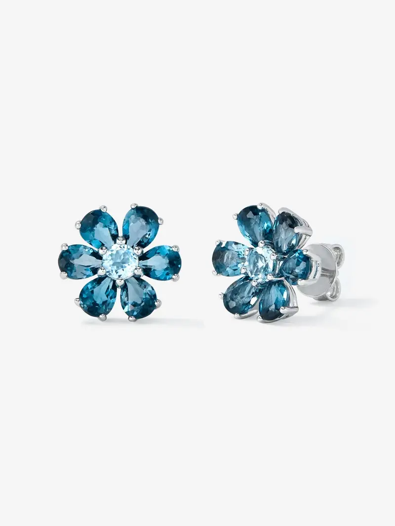 Pendientes de plata 925 con 2 topacios azul london en talla brillante con un total de 0,22 cts y 12 topacios azul swiss en talla pera con un total de 3,6 cts