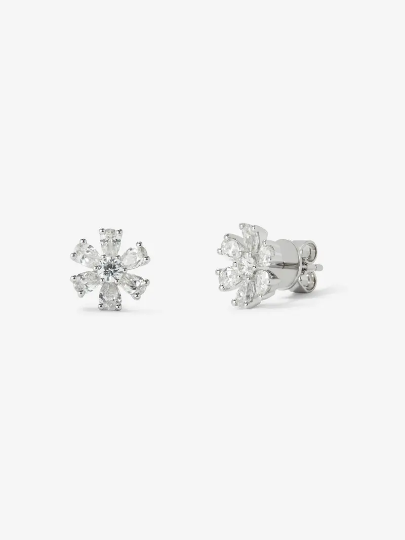 Pendientes flor de oro blanco de 18K con 2 diamantes centrales en talla brillante con un total de 0,22 cts y 12 diamantes en talla pera con un total de 1,2 cts