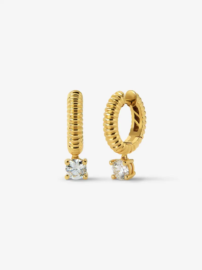 Pendientes gallonados de oro amarillo de 18K con dos diamantes en talla brillante con un total de 0,8 cts