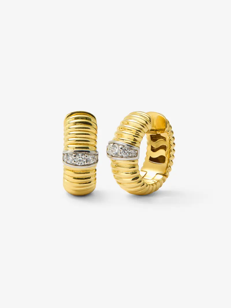 Pendientes gallonados de oro blanco y amarillo de 18K con pavé de diamantes en talla brillante con un total de 0,13 ctsen talla brillante con un total de 0,13 cts