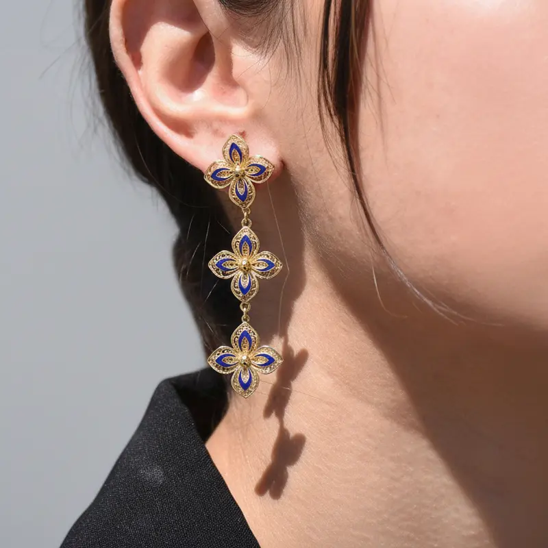 Pendientes largos con flores en azul noche y diseño de filigrana