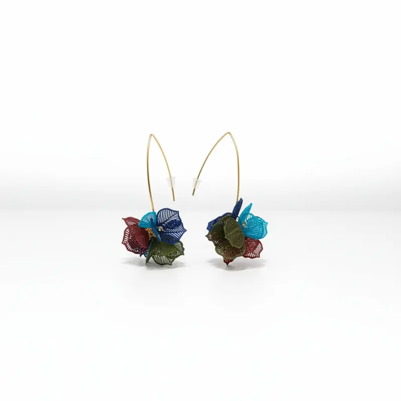 Pendientes largos de acero con hojas talladas en varios colores y  acabado oro