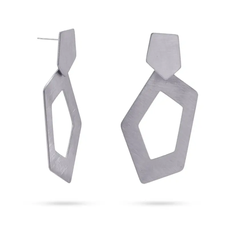 Pendientes largos de acero mate pulido con diseño geométrico acabado plata - mbyou