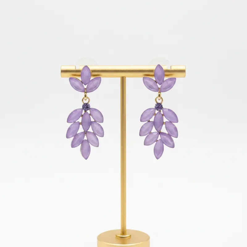 Pendientes largos de cristales malvas con forma de flor