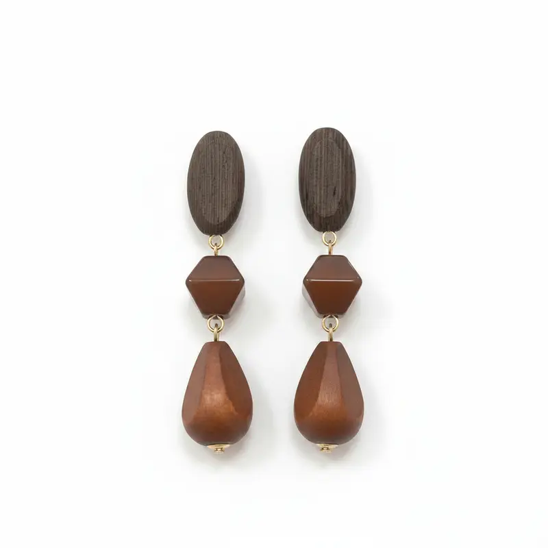 Pendientes largos de madera tres alturas diferentes texturas y formas en marrón