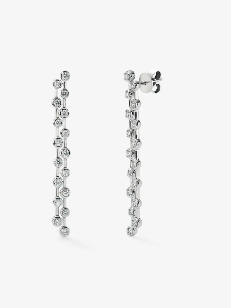 Pendientes largos de oro blanco de 18K con 34 diamantes en talla brillante con un total de 1,03 cts