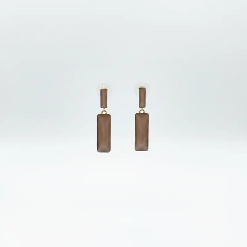 Pendientes largos dos alturas con forma rectangular con cristales en chocolate acabado oro