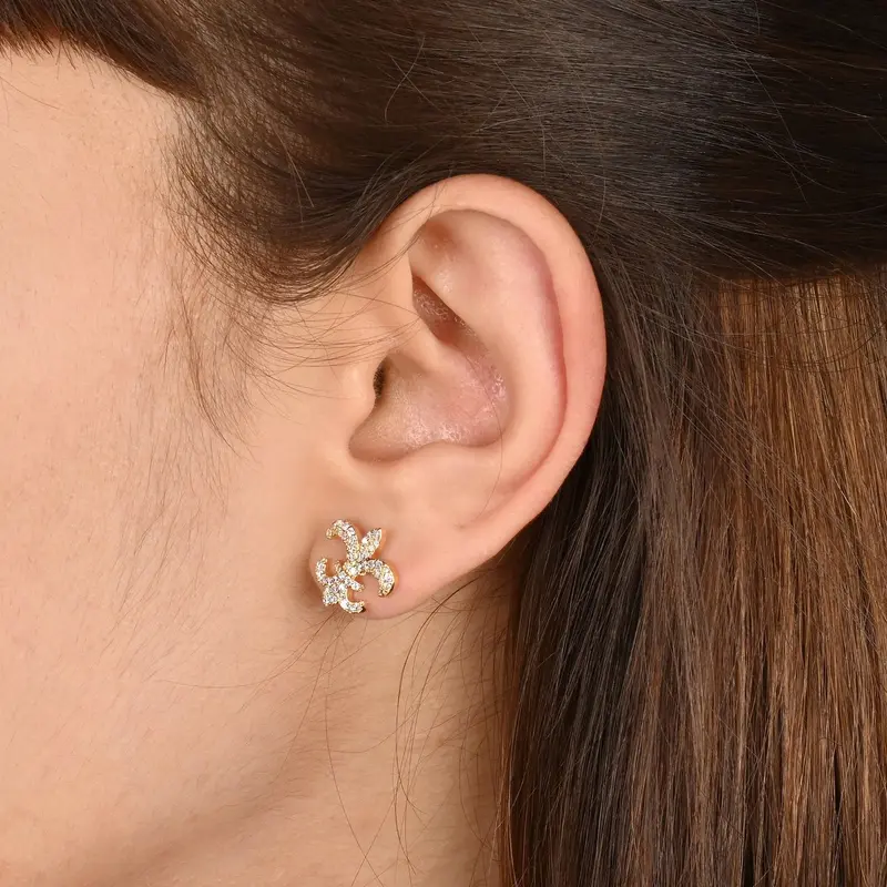 Pendientes pequeños con flor de Lis y circonitas bañados en oro