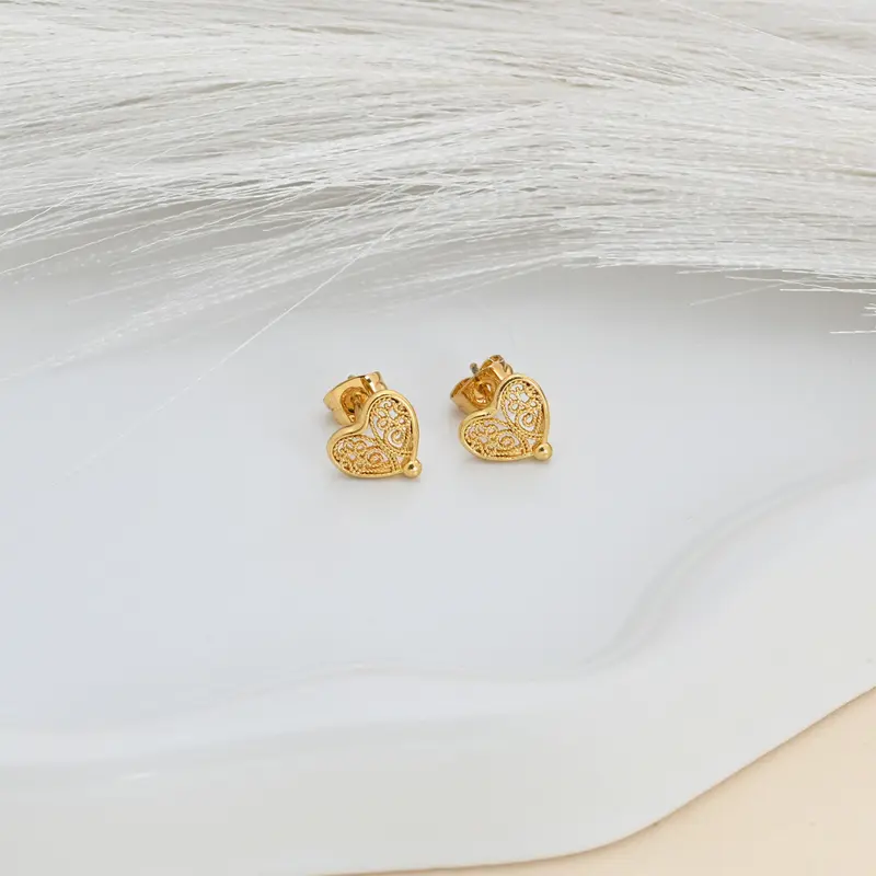 Pendientes pequeños de corazón con diseño de filigrana.
