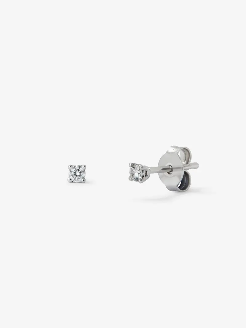 Pendientes solitarios de oro blanco de 18K con 2 diamantes en talla brillante con un total de 0,06 cts