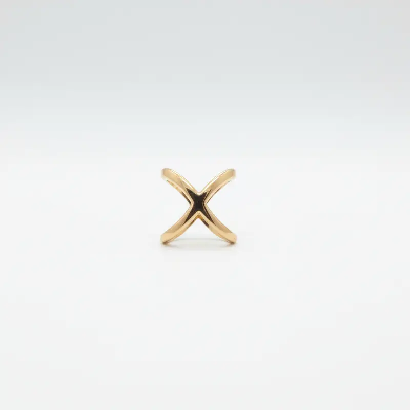 Pinza para ajustar los pañuelos con un diseño entrelazado en acabado oro