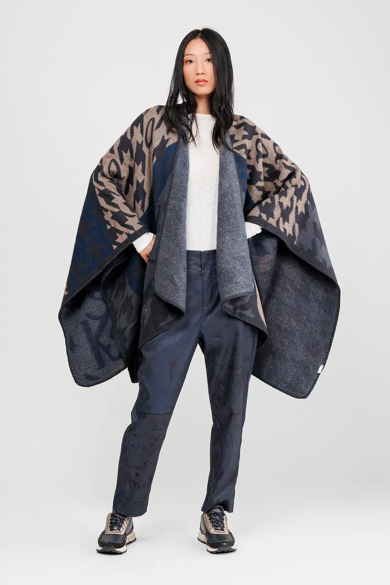 Poncho azul y beige