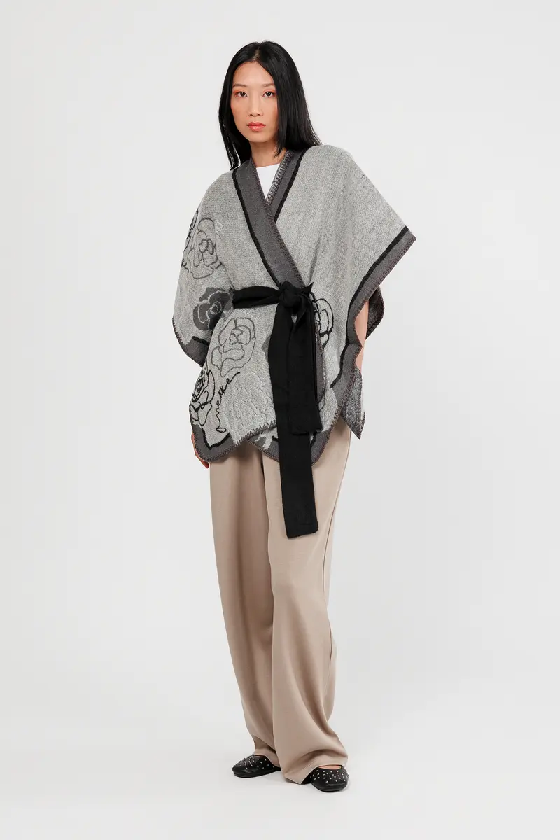 Poncho con cinturón beige y negro
