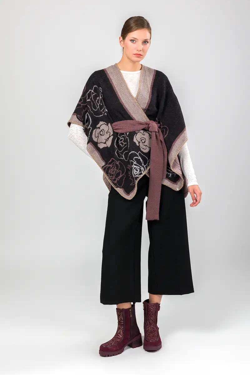 Poncho con cinturón rosa y negro