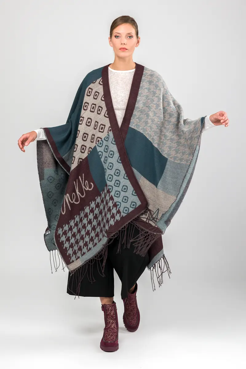 Poncho con flecos azul petróleo y beige