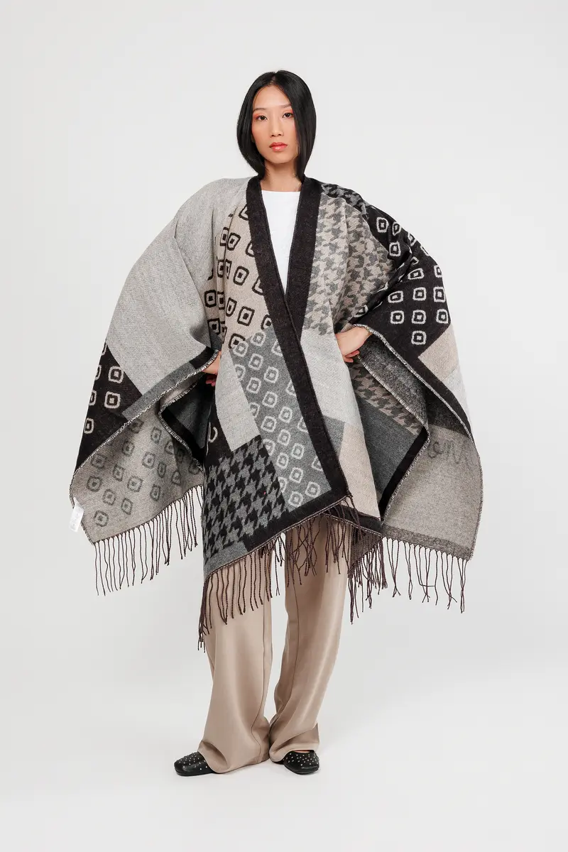 Poncho con flecos negro y beige