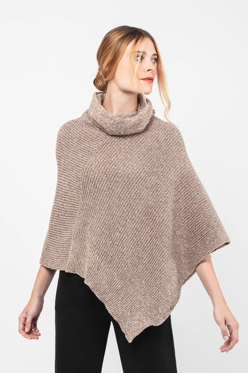 Poncho cuello alto beige