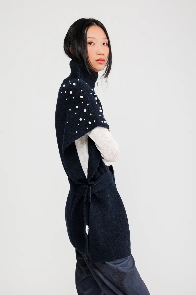 Poncho cuello alto con cinturón azul