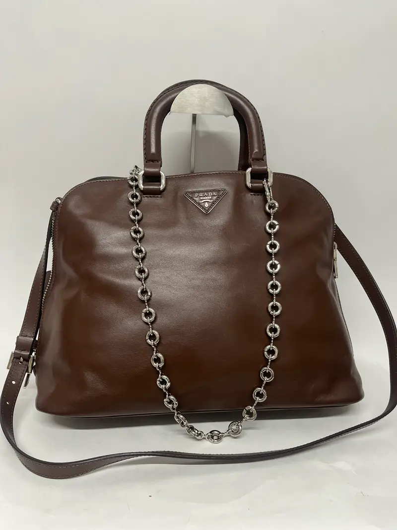 Prada Bauletto en piel marrón chocolate con bandolera