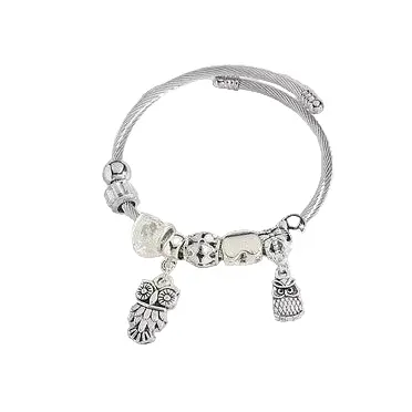 Pulsera abierta con dijes diferentes en plateado y acabado plata