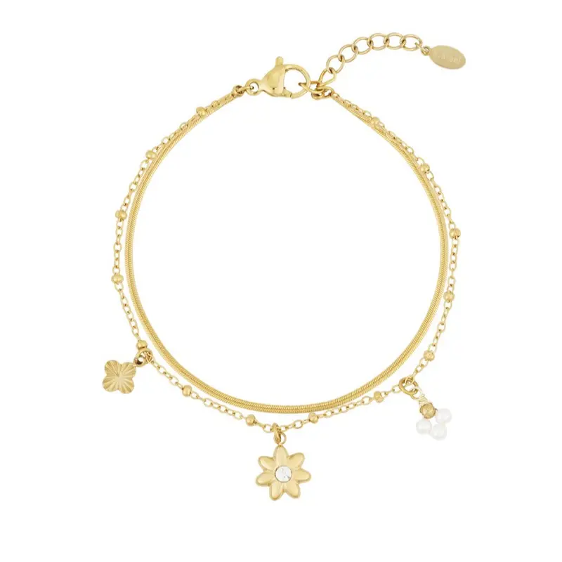 Pulsera acero de cordón y eslabones con dijes flor con brilli central, trébol y perlas acabado oro- mbyou