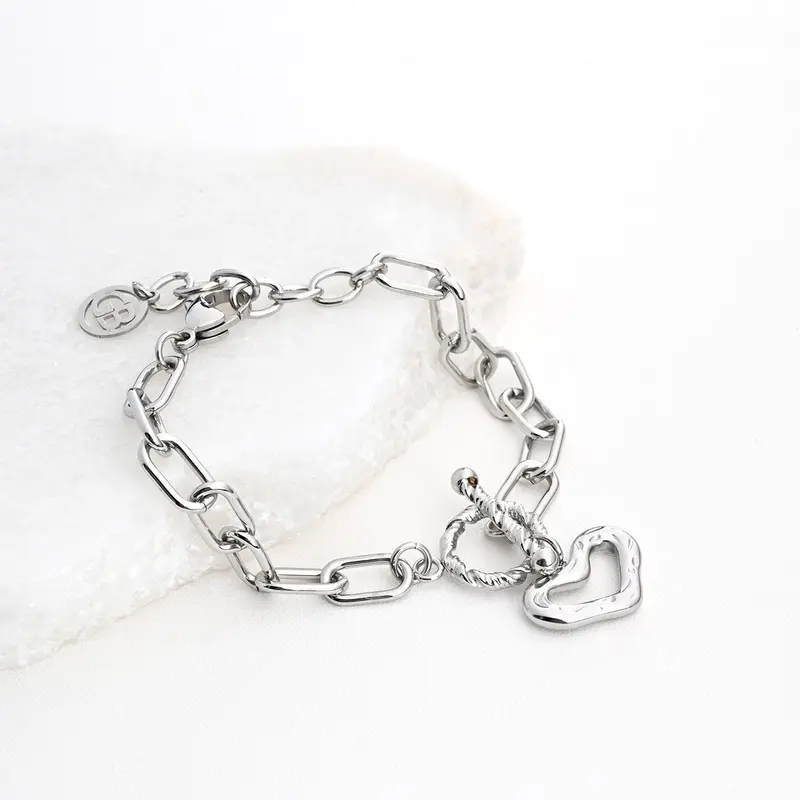 Pulsera acero de eslabones grandes dije corazón y nudo con textura acabado plata