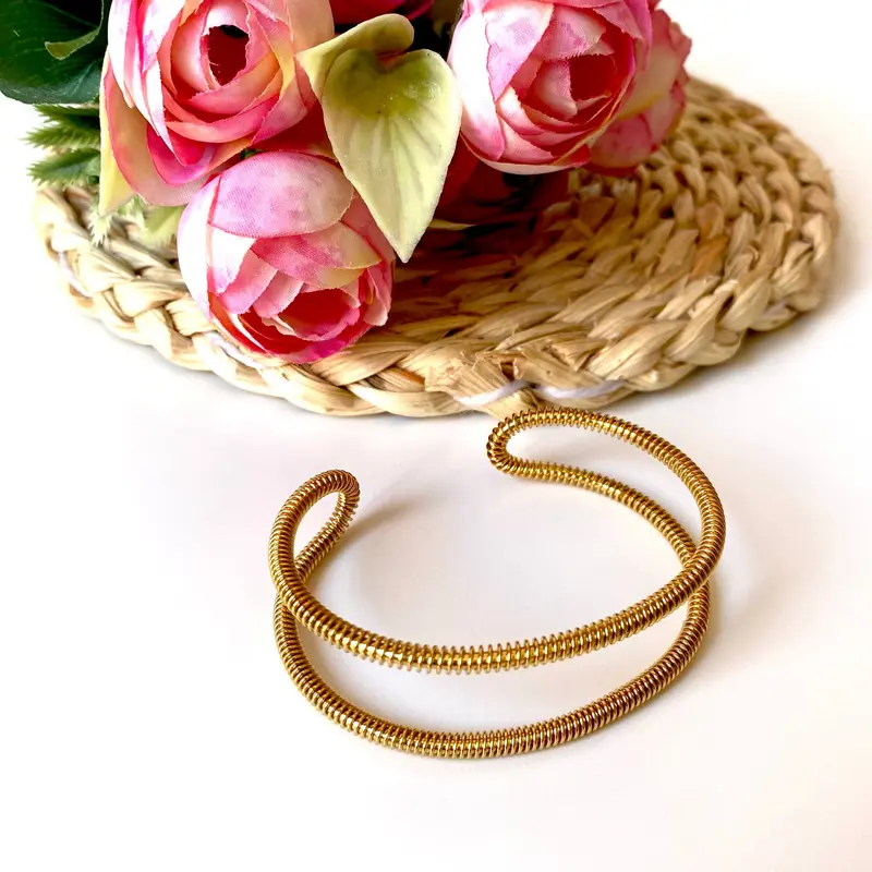 Pulsera brazalete ajustable hilo enrollado acabado oro