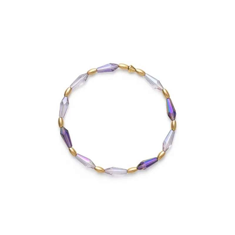 Pulsera con cuentas en tonos morados y formas geométricas