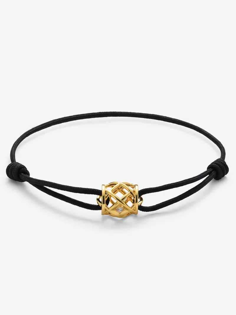 Pulsera con gran abalorio central en oro amarillo de 18K con diamante blanco en talla brillante de 0,02 cts