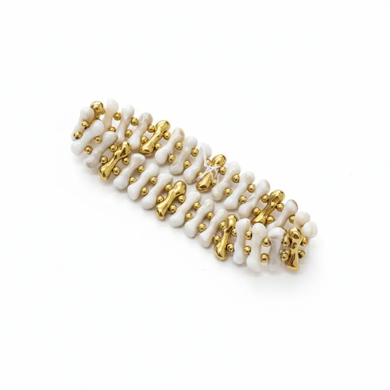 Pulsera de acero con estructuras irregulares con acabado marmolado en dorado y beige