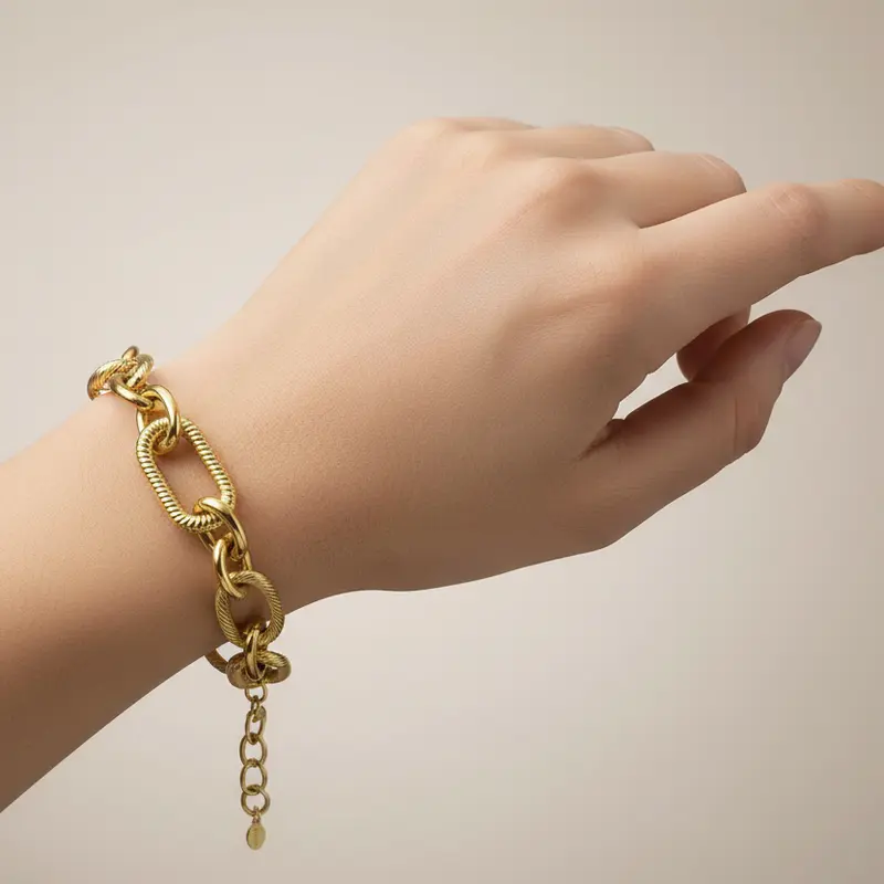 Pulsera de acero de eslabones con texturas y tamaños diferentes acabado oro