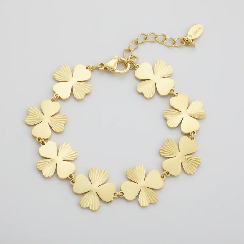 Pulsera de acero inoxidable con tréboles en acabado oro y con estampado