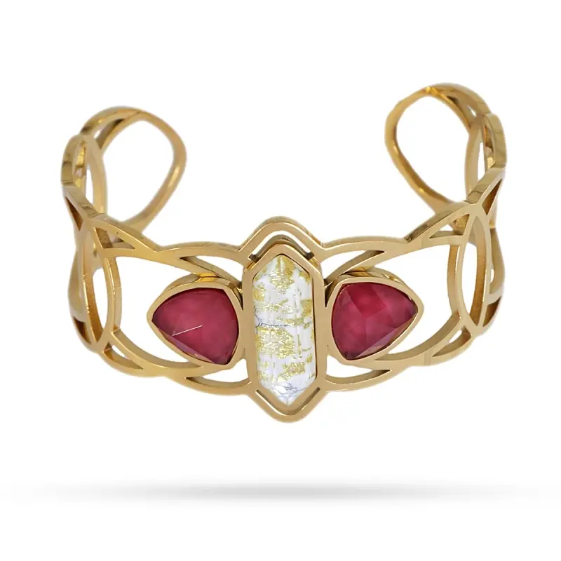 Pulsera de acero quirúrgico con una piedra de textura mármol en blanco y dos piedras de cristal acabado oro