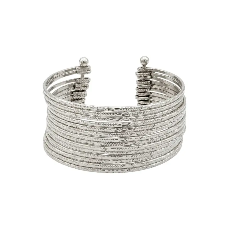 Pulsera de acero semi rígida y ajustable con textura rugosa y acabado plata
