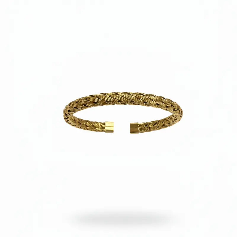 Pulsera de acero semirígida abierta con cadena tipo trenzada en acabado oro