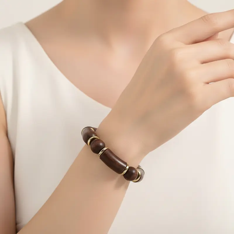 Pulsera de acero y madera con esferas y formas geométricas