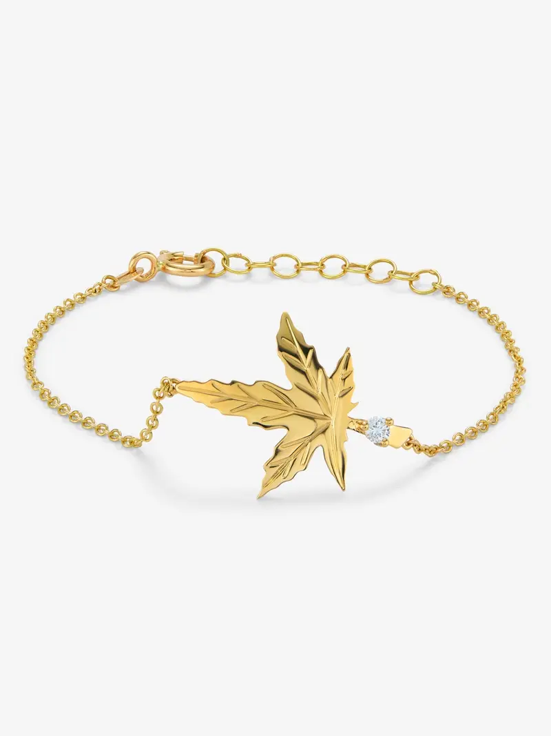 Pulsera de oro amarillo de 18K con un diamante en talla brillante de 0,08 cts y forma de hoja de arce