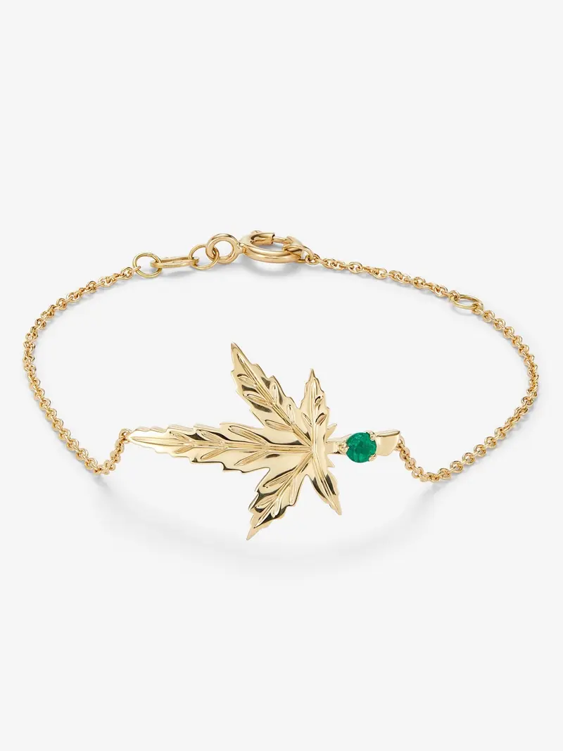Pulsera de oro amarillo de 18K con una esmeralda en talla brillante de 0,11 cts y forma de hoja de arce