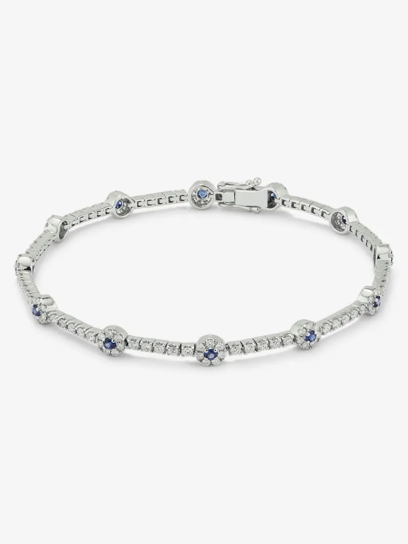 Pulsera de oro blanco de 18K con 143 diamantes en talla brillante con un total de 1,66 cts y 12 zafiros azules en talla brillante con un total de 0,5 cts