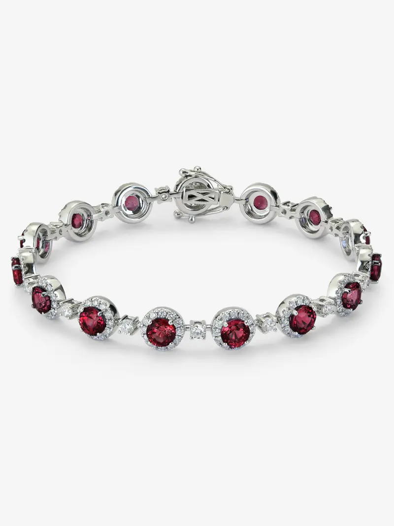 Pulsera de oro blanco de 18K con 17 rubíes en talla brillante con un total de 3,74 cts y 187 diamantes en talla brillante con un total de 2,32 cts